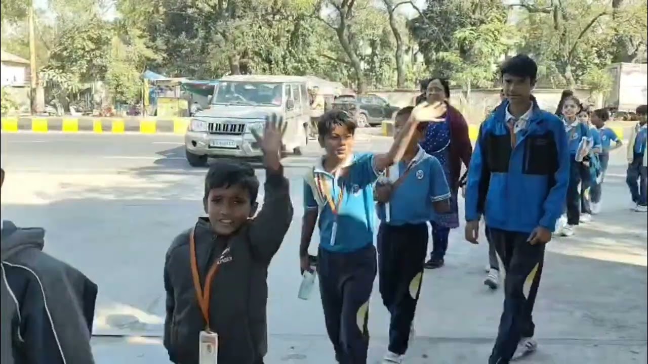 બરોડા ડેરી ની મુલાકાત લેતા પંચશીલ વિદ્યાલય અંગ્રેજી માધ્યમના વિદ્યાર્થીઓ
