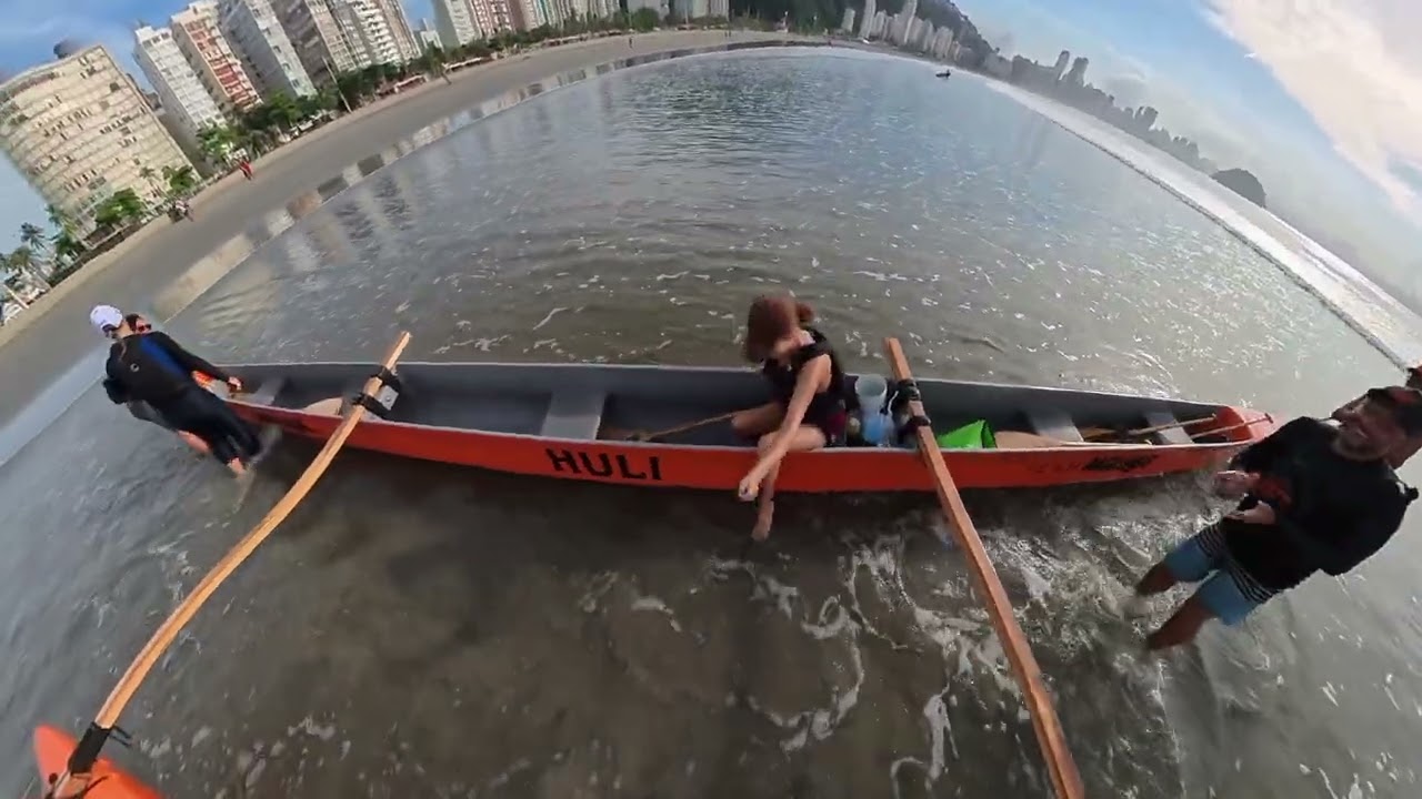 Surf de canoa OC6 em São Vicente é pura conexão com o mar, trabalho em equipe e muita adrenalina!