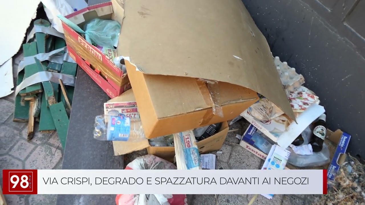 VIA CRISPI, DEGRADO E SPAZZATURA DAVANTI AI NEGOZI