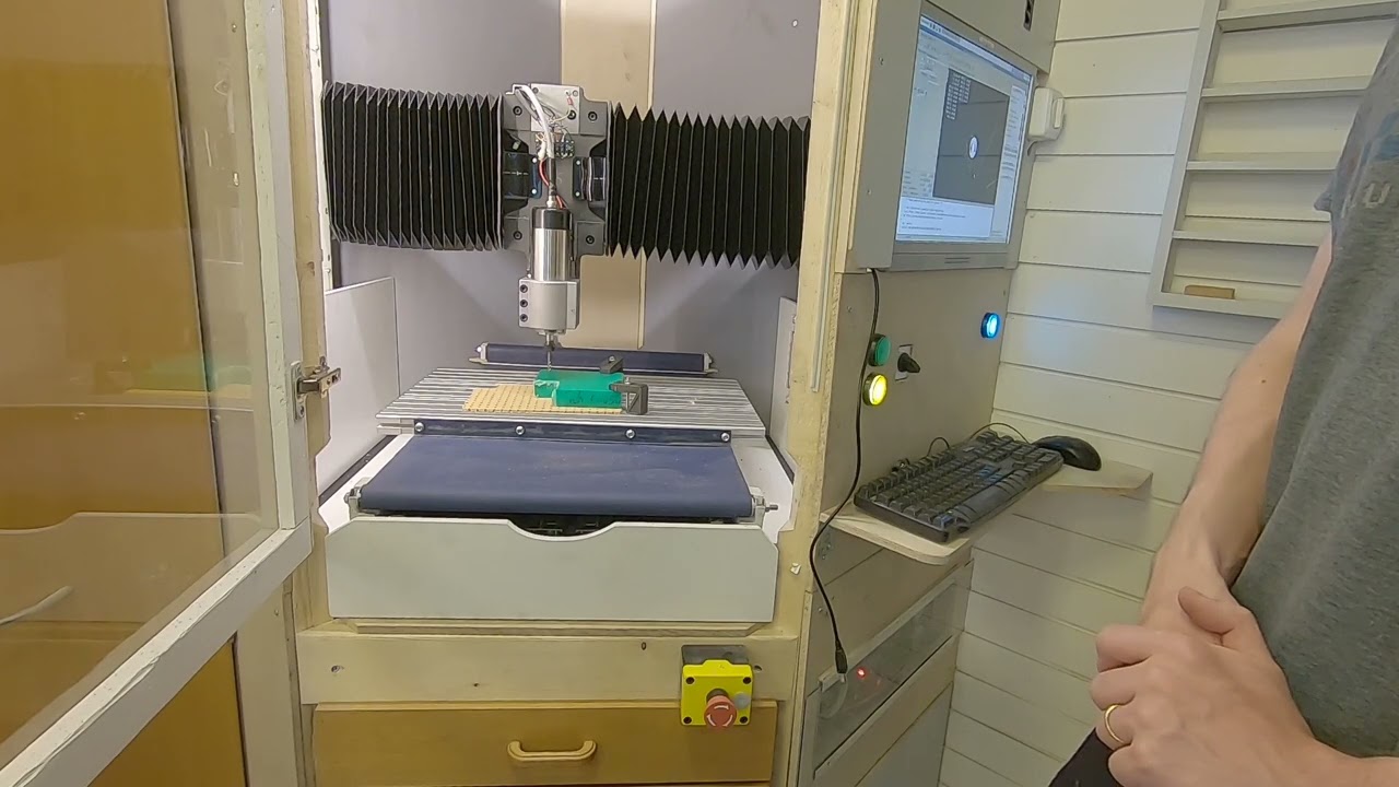 Hacklab Jyv&auml;skyl&auml;n CNC-jyrsimen perusk&auml;ytt&ouml;