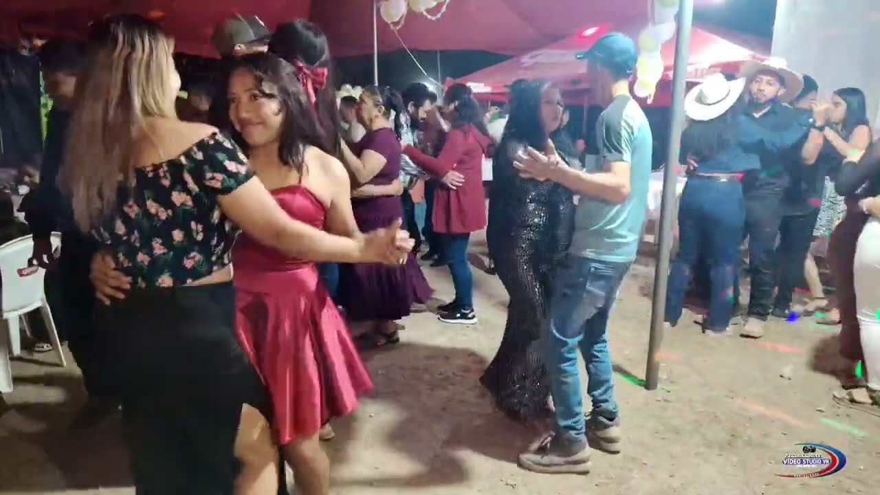 LAS CHICAS ENTRE BOTAS Y SOMBRERO QUE CHULADA ASI BAILAN EN SANARATE  MIX Completo QUEBRADITAS 