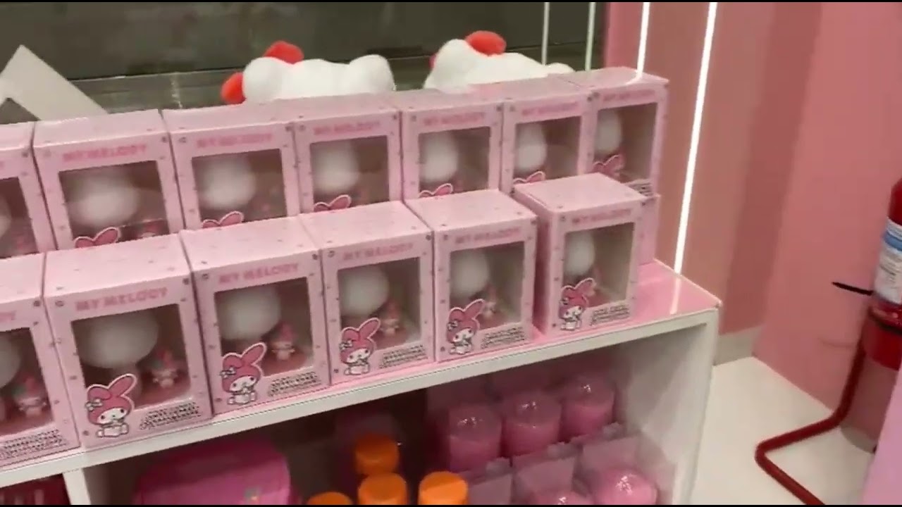 ~💄,🌺,🍩,🥐,🍰,🛍️,🎀,🧸~