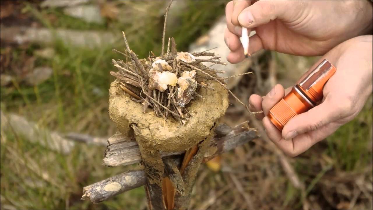 Survivalowa pochodnia z naturalnych materiałów.