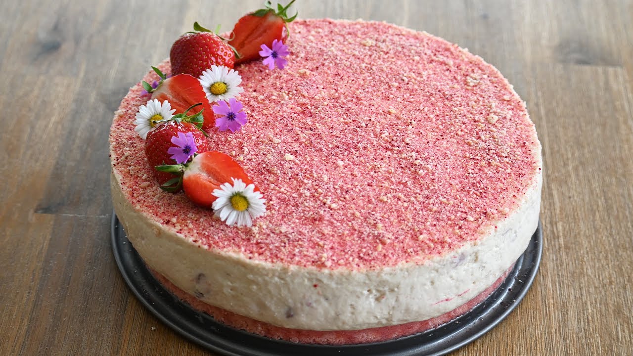 Gâteau mousse à la fraise et aux biscuits roses sans cuisson
