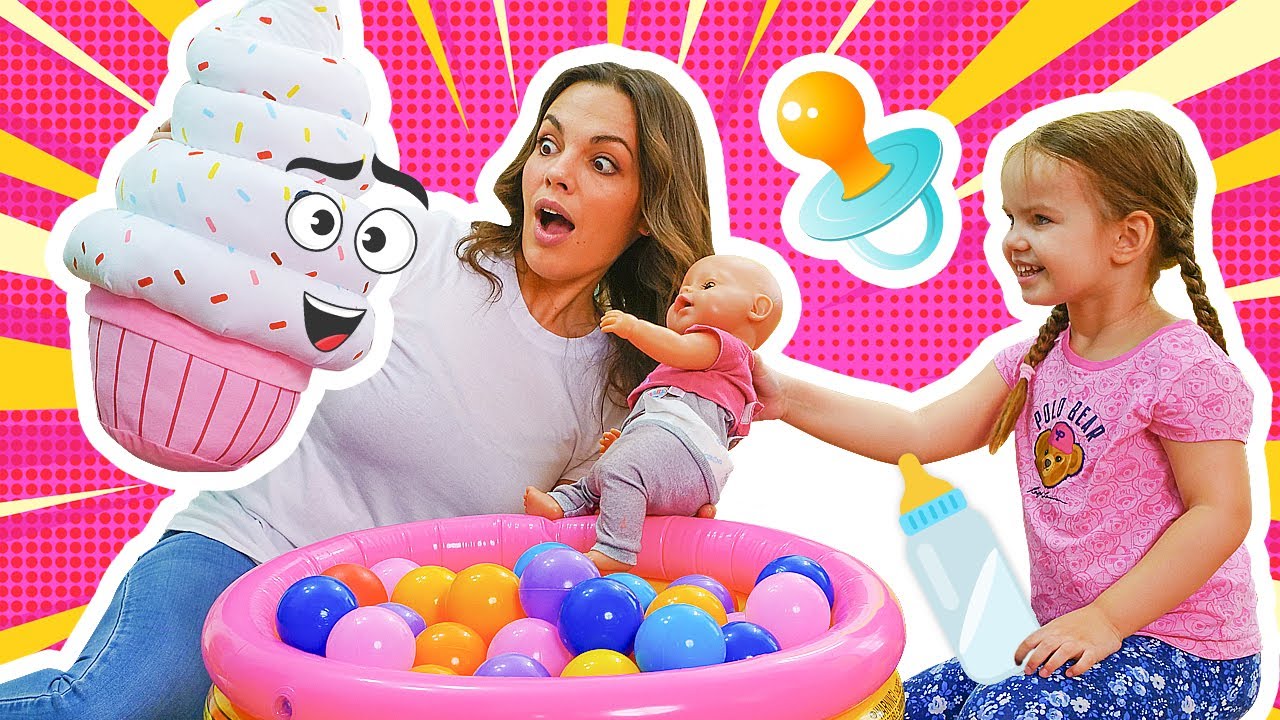 Maya y Lina encuentran una sorpresa entre los juguetes. Videos para bebés