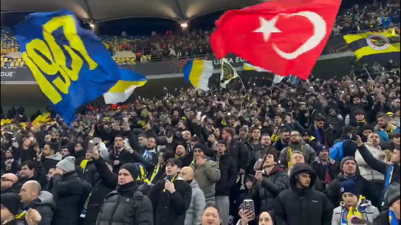 🇺🇦 Sopalılarıyla #fenerbahçe tribünü Romanya Deplasmanında!