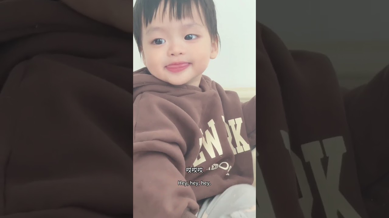 潘爸乐爷vlog：leye宝宝故意伸脚到潘爸脸上很捣蛋！托着脸笑着回应很可爱！baby leye & pan #dadlife #baby #babyboy #family