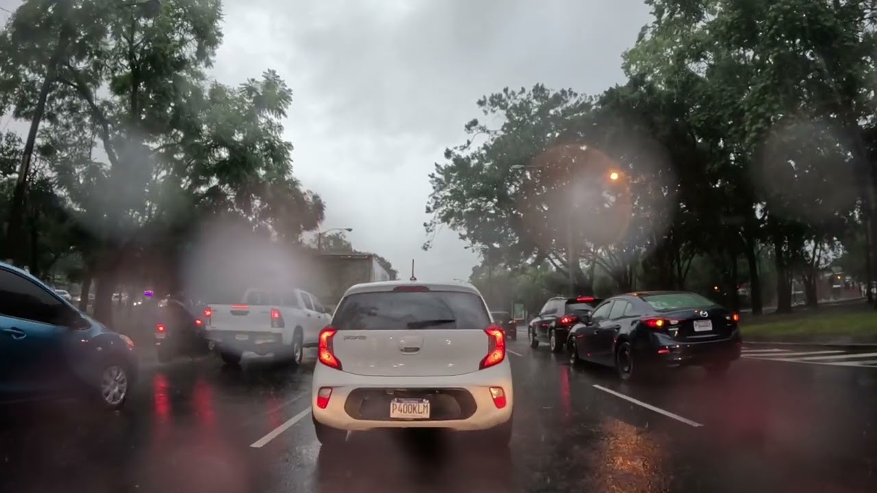 Conduciendo por la ciudad de Guatemala, día lluvioso.
