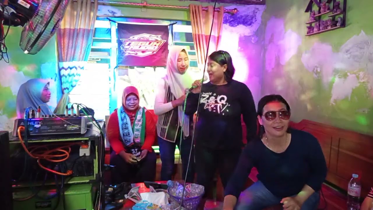 Lamunan duet mbak Deny, mbak Tutik dan mbak yat karaoke 🎵🔊🎤 wayahe hiburan Karo kancane