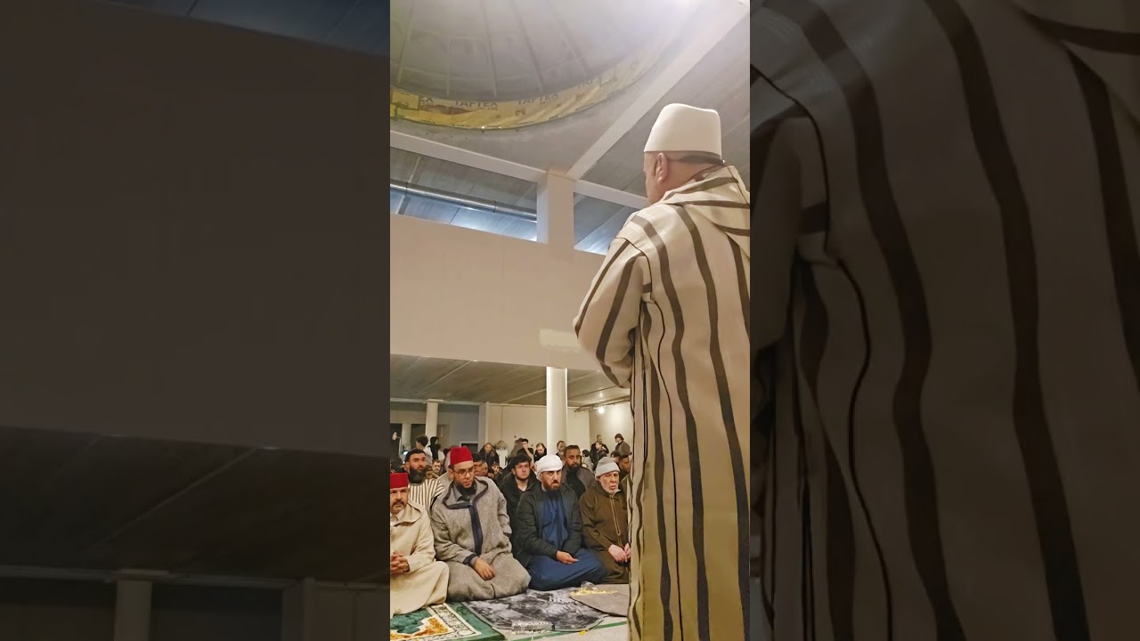شعائر صلاتي العشاء والتروايح من مسجد بلال بمدينة الكمار الهولندية .