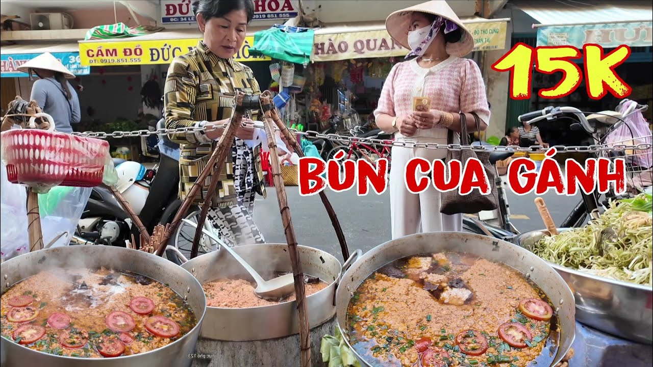 Ghánh bún cua ngoài trời 15k với cách nấu đặc biệt bằng nước dừa tươi 