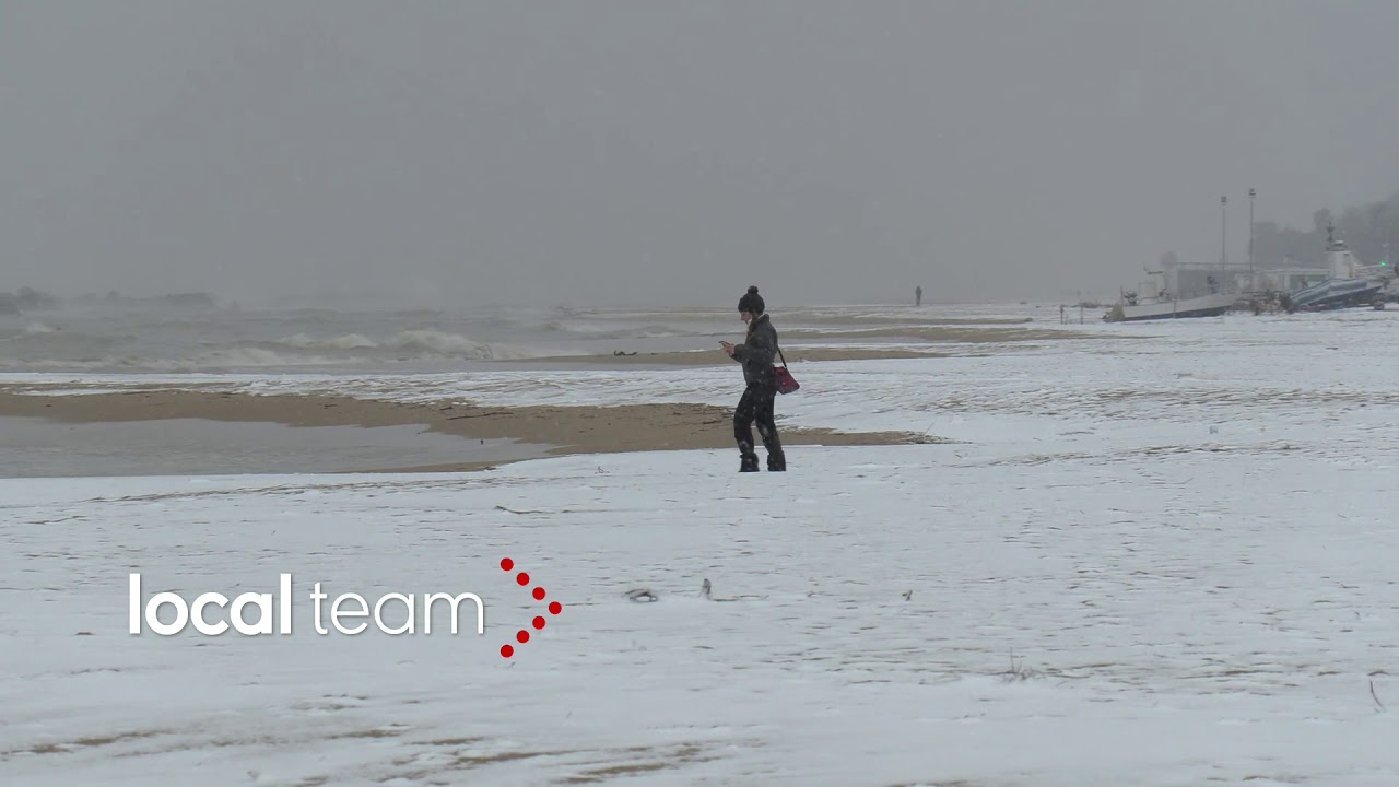 La neve arriva sulle coste: la spiaggia di Montesilvano (Pescara) imbiancata