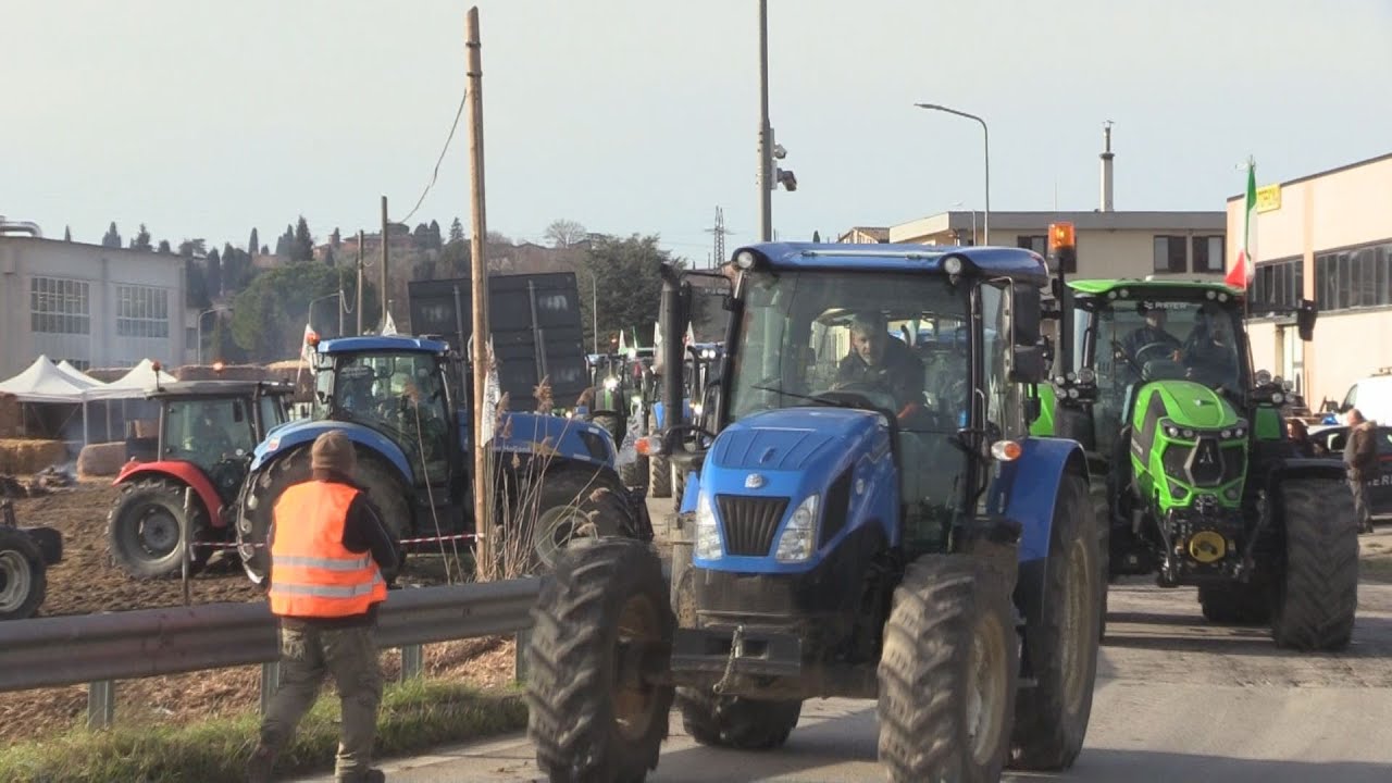 Agricoltori, trattori in corteo ad Arezzo per denunciare la crisi del settore