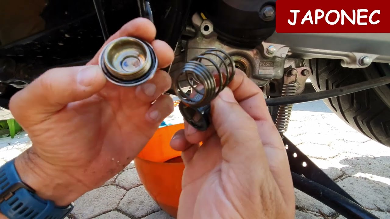 Honda PCX 125 2018 engine oil change, oil filter clean