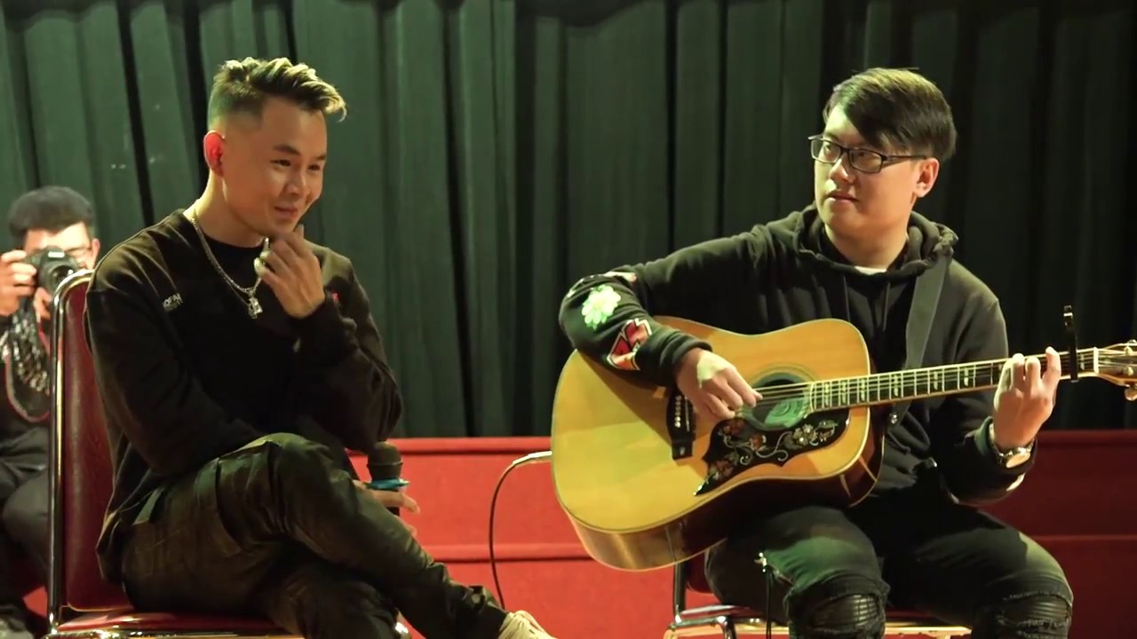 SOFAR - Binz || Binz h&aacute;t live tại Học viện ng&acirc;n h&agrave;ng