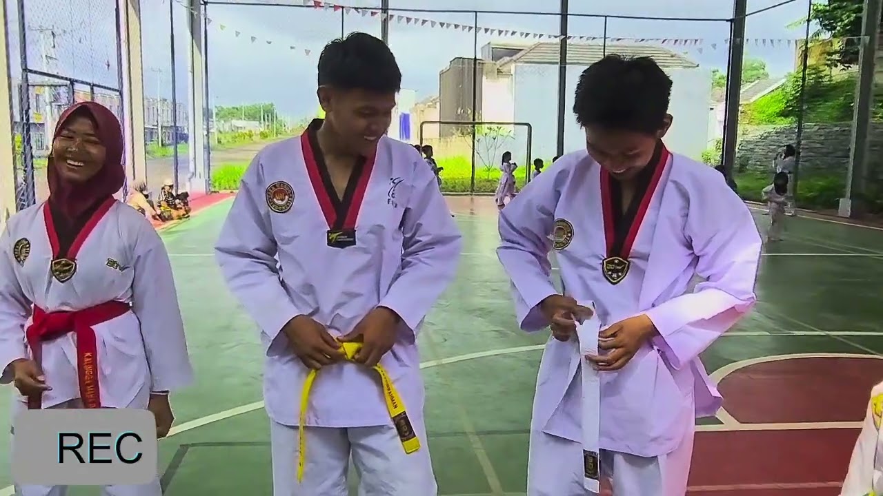 Belajar pakai sabuk bareng bareng yuk #belajar #sabuk #taekwondo #fyp 