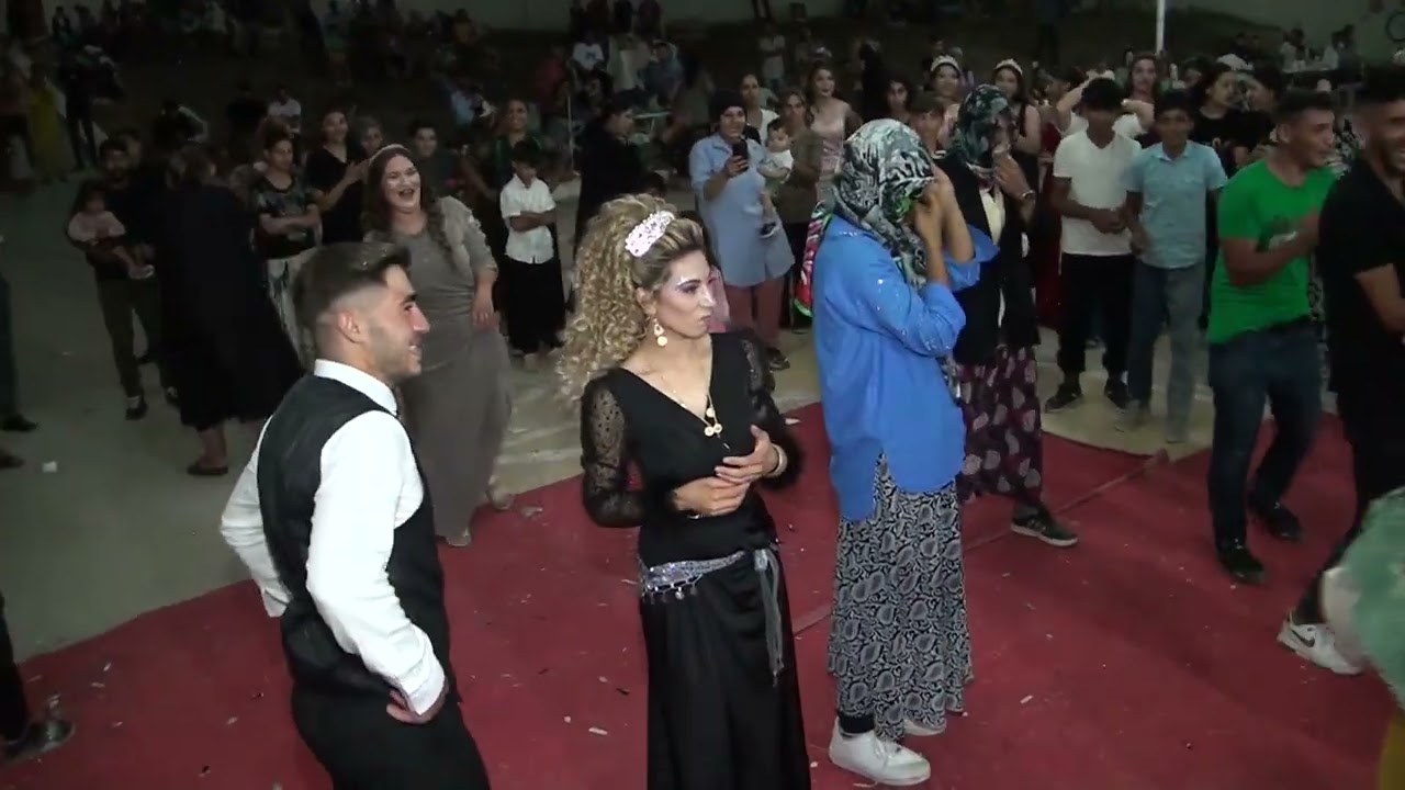 ROMAN DÜÜNÜN DE AFKANLAR KADIN KILIĞINDA DÜĞÜNÜ BASIYOR EĞLENCE ÇILGINCA DEVAM EDİYOR