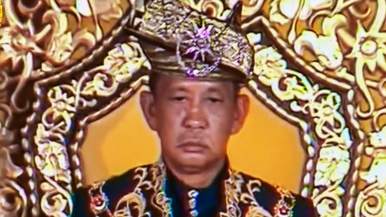 (1984) RARE! SULTAN JOHOR PAKAI TENGKOLOK DIRAJA | Pertabalan Yang Di-Pertuan Agong ke-8