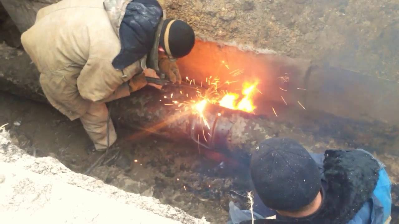 Резка трубы резаком.