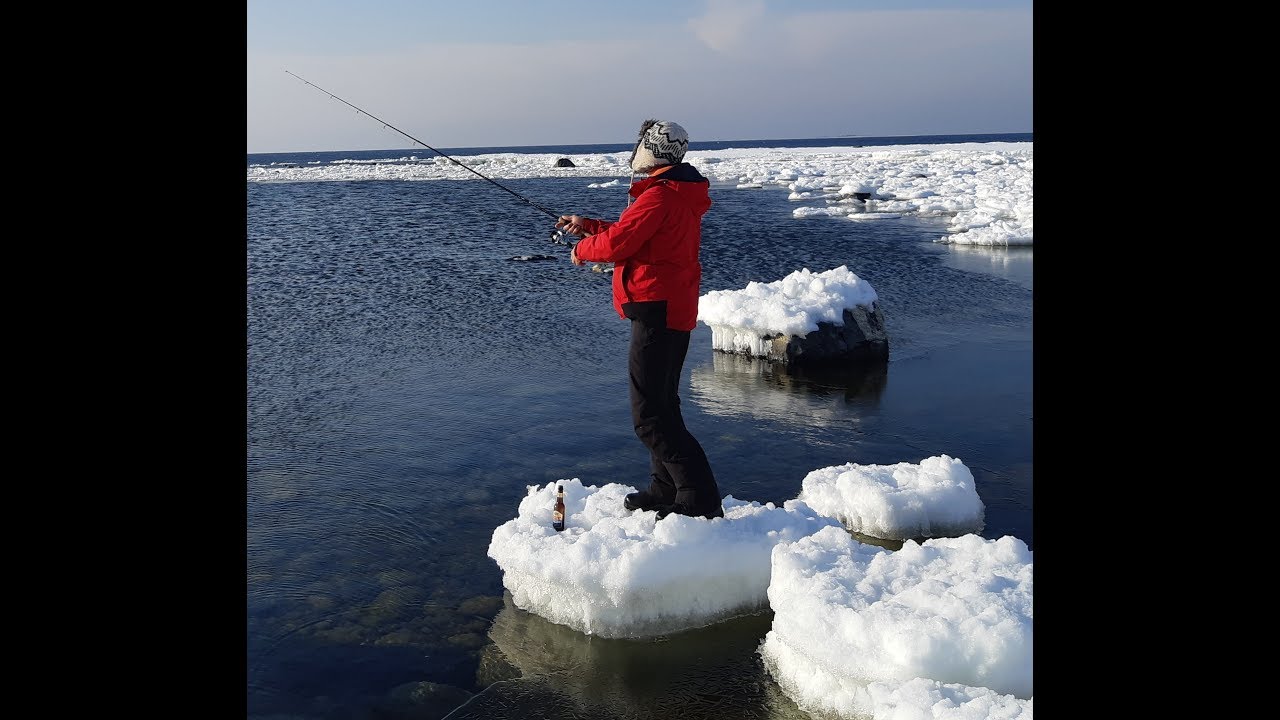 Hoppar på isflak i piteå skärgård -19