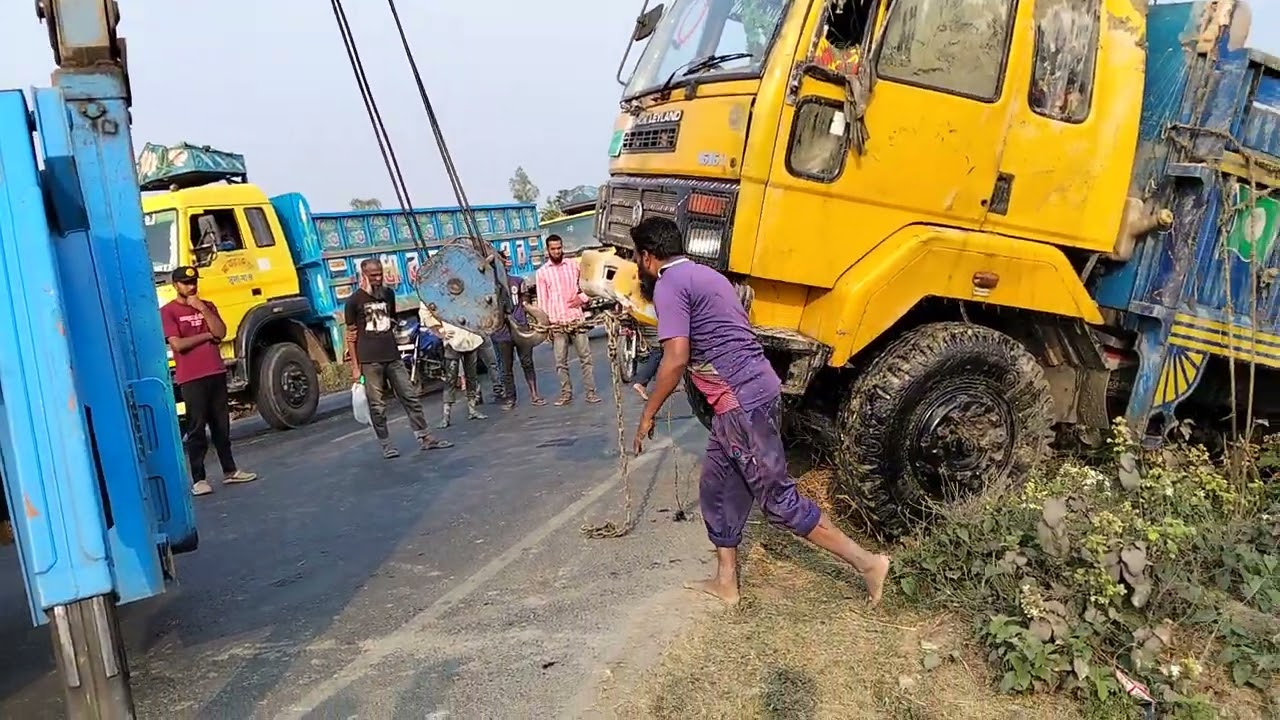 দিনাজপুর টু আমবাড়ি ট্রাক দুর্ঘটনা 