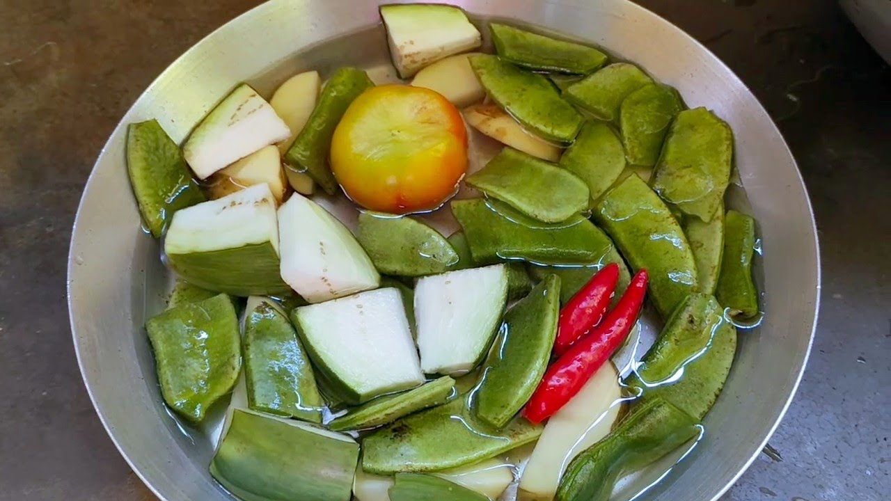শীতের সবজি দিয়ে সিম বেগুন আলু  মসলা ছাড়া এই রেসিপিটা একবার করে খেয়ে দেখুন স্বাদ মুখে লেগে থাকবে 