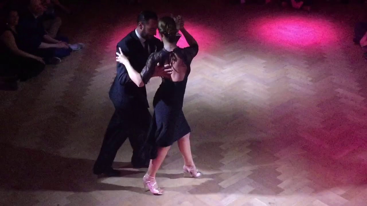Fausto Carpino y Stephanie Fesneau bailan un tango vals 