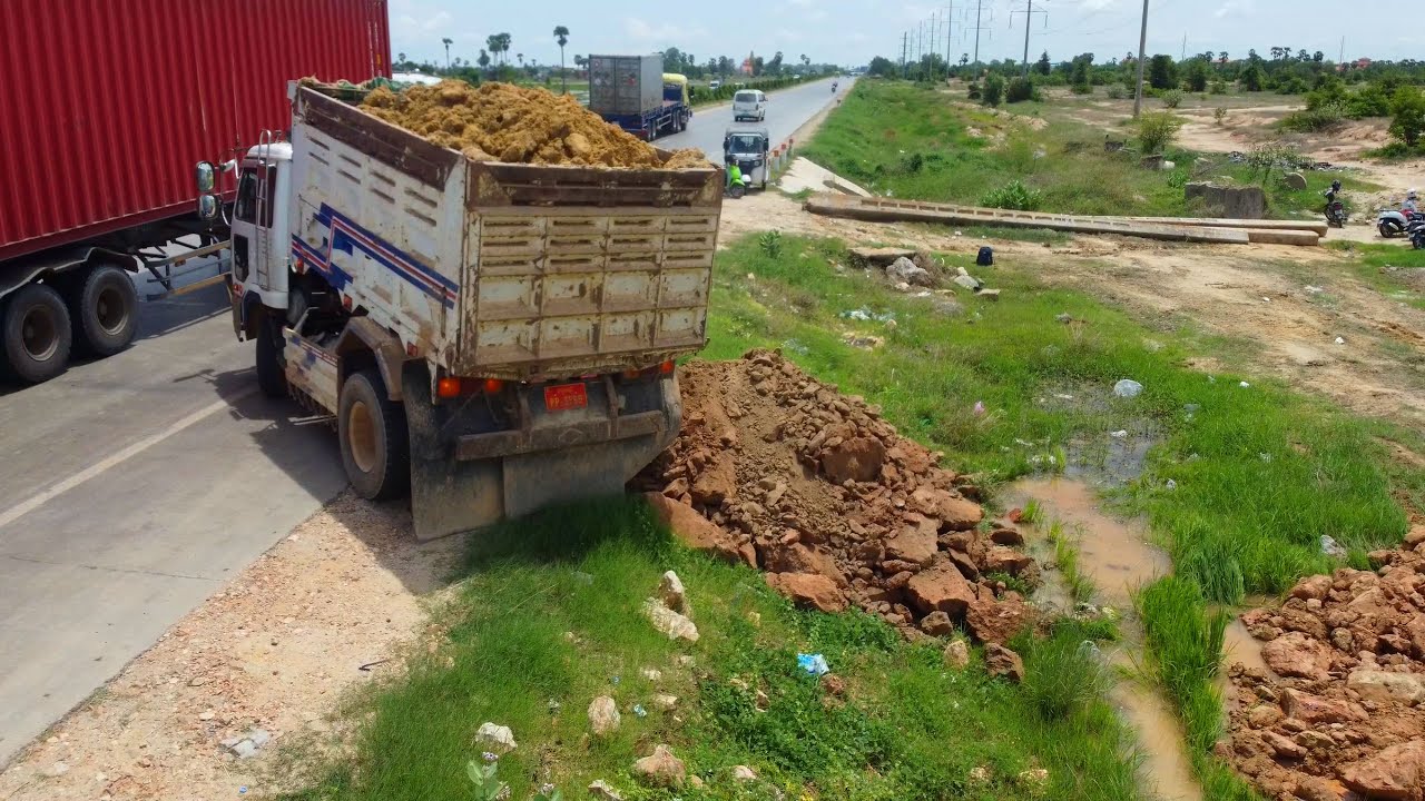 Nicely! Landfill Huge size Project Processing Filling Up Some Land MITSUBISHI dozer And Dump Trucks