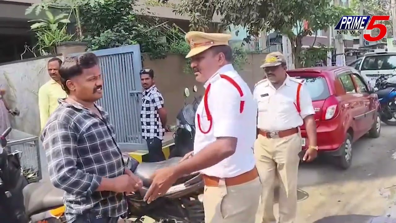 ఫుట్ పాత్ పై ఆక్రమణ లు తొలగింపు