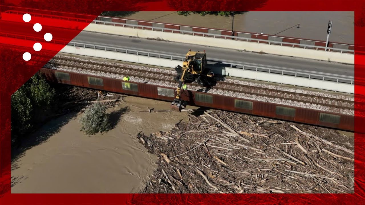 Maltempo in Emilia Romagna, rimozione detriti dal fiume Enza: ruspa al lavoro su ponte di Sorbolo