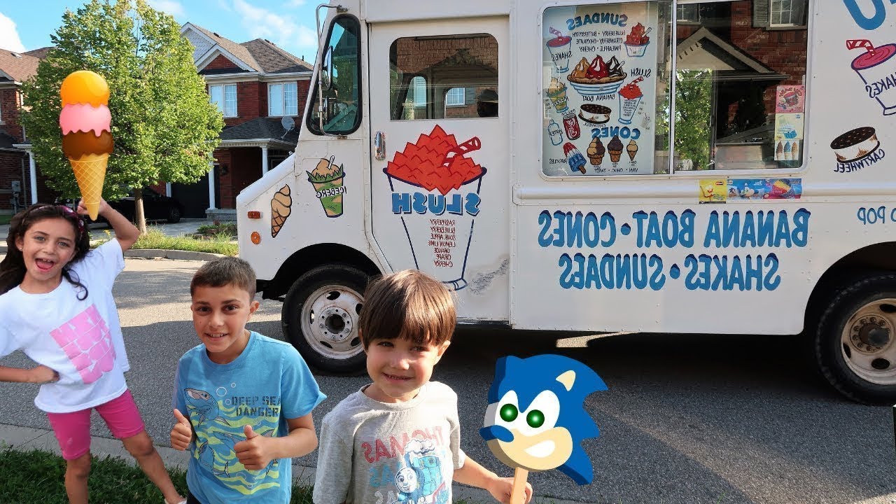 Heidi y Zidane compran helados en un camión de helados.