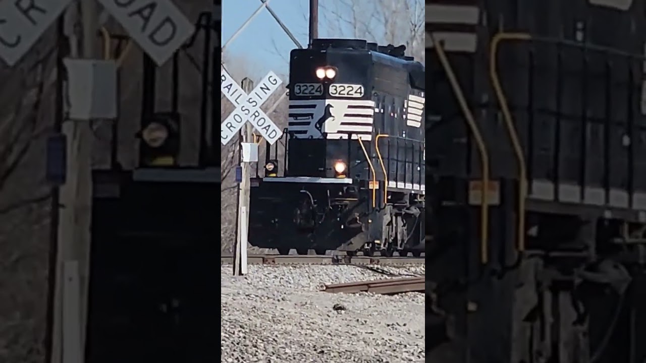 LISTEN AT THIS AWESOME HORN ON THIS SD40-2! #trains