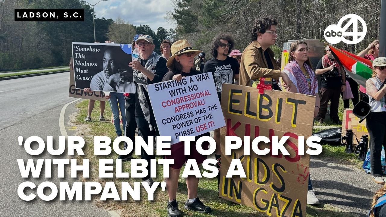Протестующие собрались у завода Elbit Systems America, требуя его ухода из региона Лоукантри.