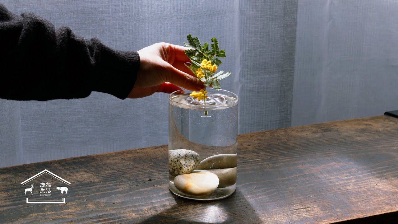 部屋に季節の彩りを | 花のある暮らし | 水に浮かぶ花器 | ガラスの花器 | フラワーベース | 鹿熊生活（シカとクマ）