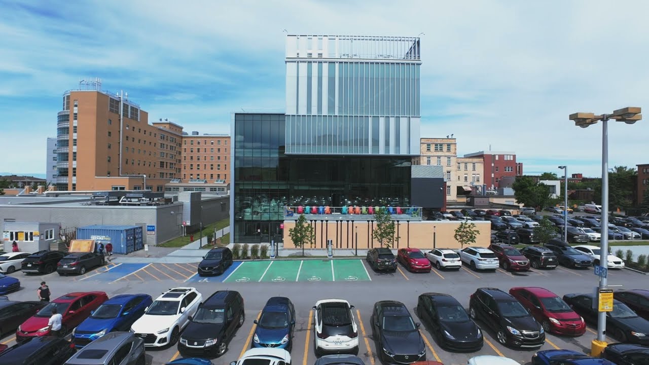Découvrez le pavillon d'enseignement de la médecine à Rimouski en drone