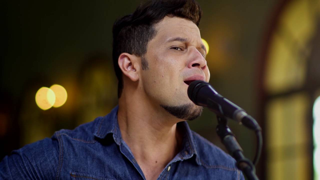Ruy Maia tocando Poeira da Lua (Voz e Violão)
