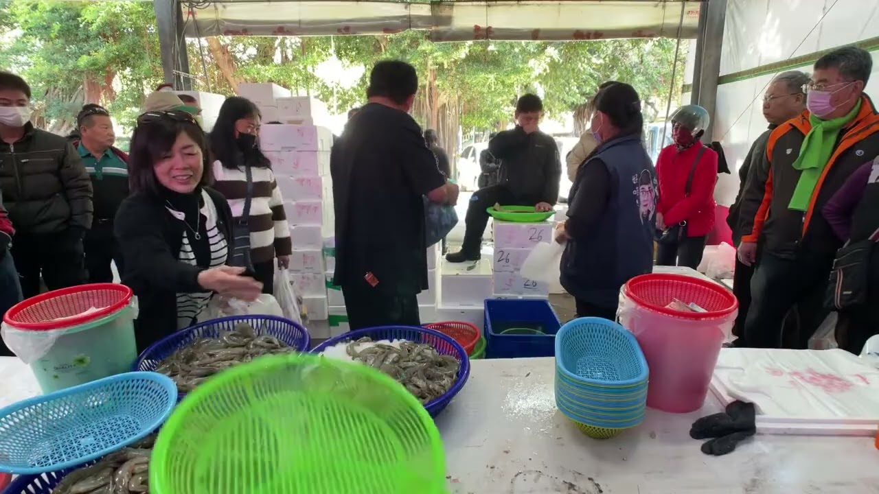 帥老爸亂搞蝦子瀑布 有夠瘋 #中彰海王子 #彰化八卦山棒球場 #海鮮叫賣 #海鮮拍賣