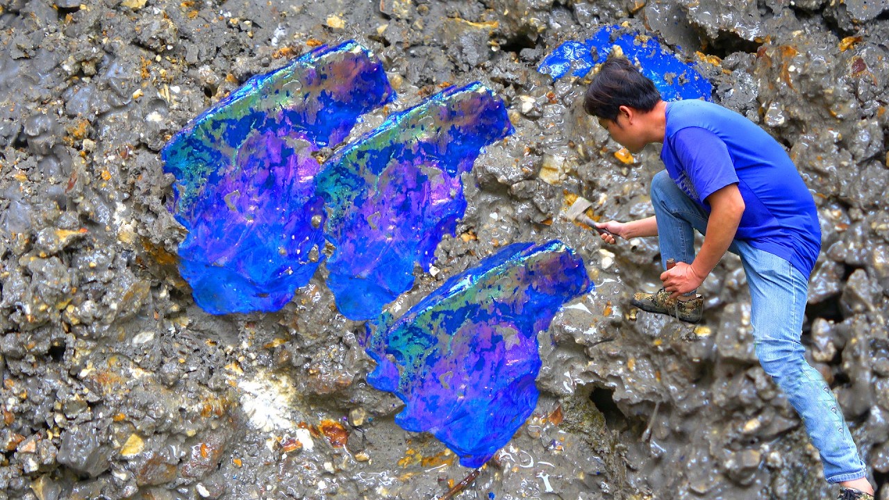 Piles of crystals buried in the sand, the boy became rich