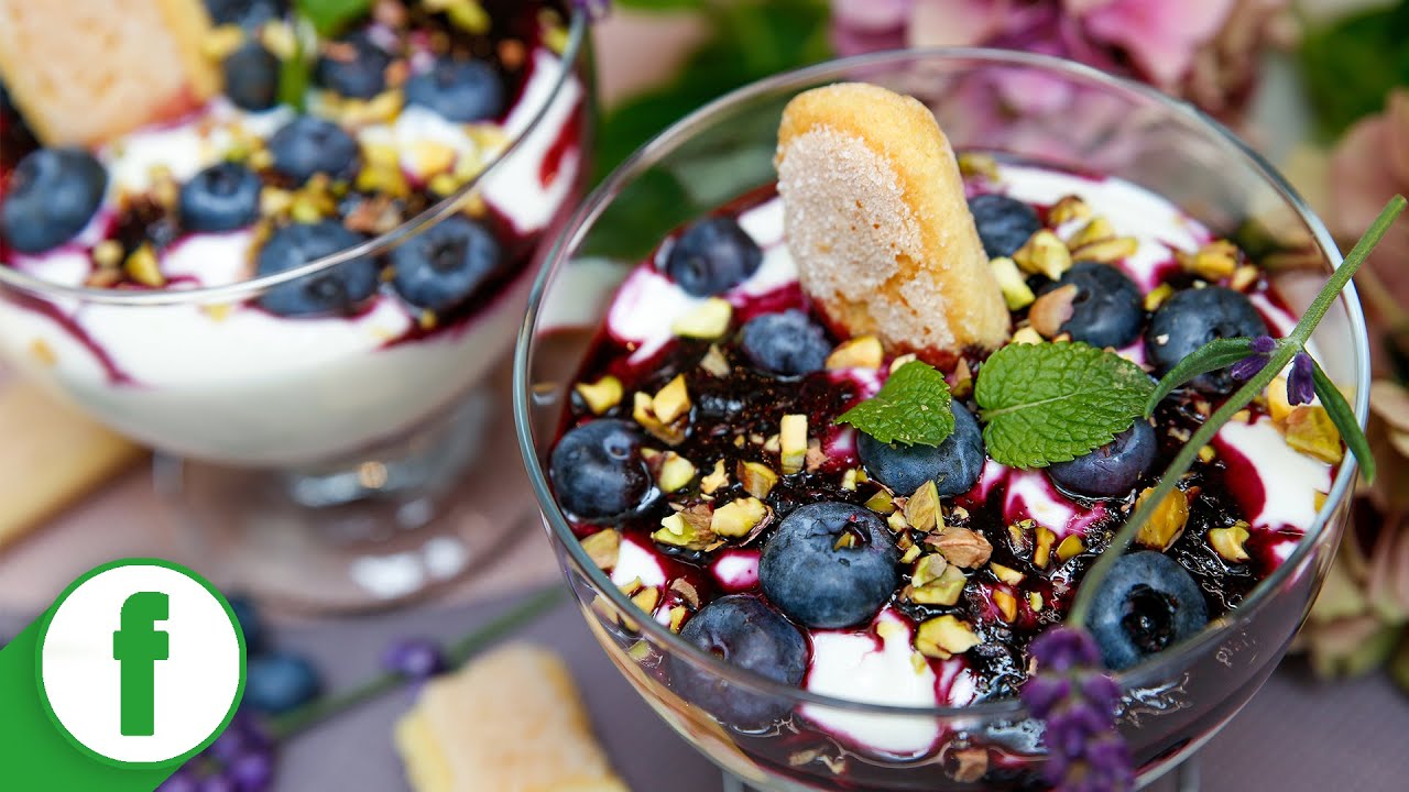 Fruchtiges Tiramisu im Glas mit Heidelbeeren, Quark und L&ouml;ffelbiskuits