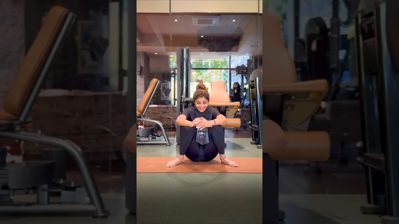 ❤️&zwj;🔥 #shilpashetty TEACHES a unique #yoga pose! #mondaymotivation #fitness #shorts