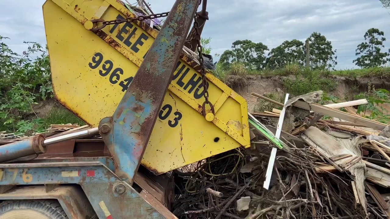 DESCARREGANDO NA USINA DE RECICLAGEM