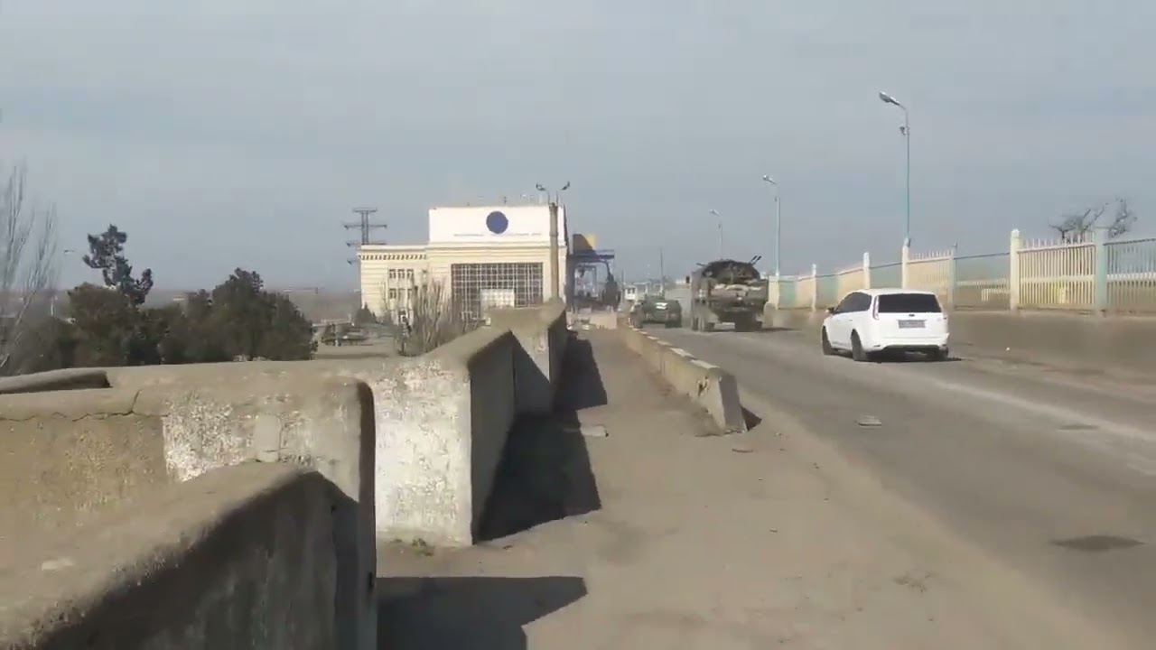 Russian forces control the North Crimea canal, and crowds flock to Kherson