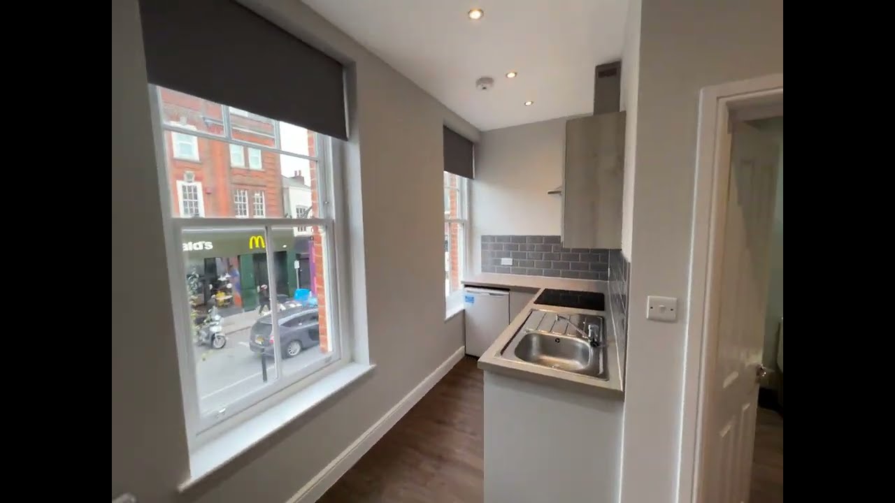 High Street, EN5 5UR