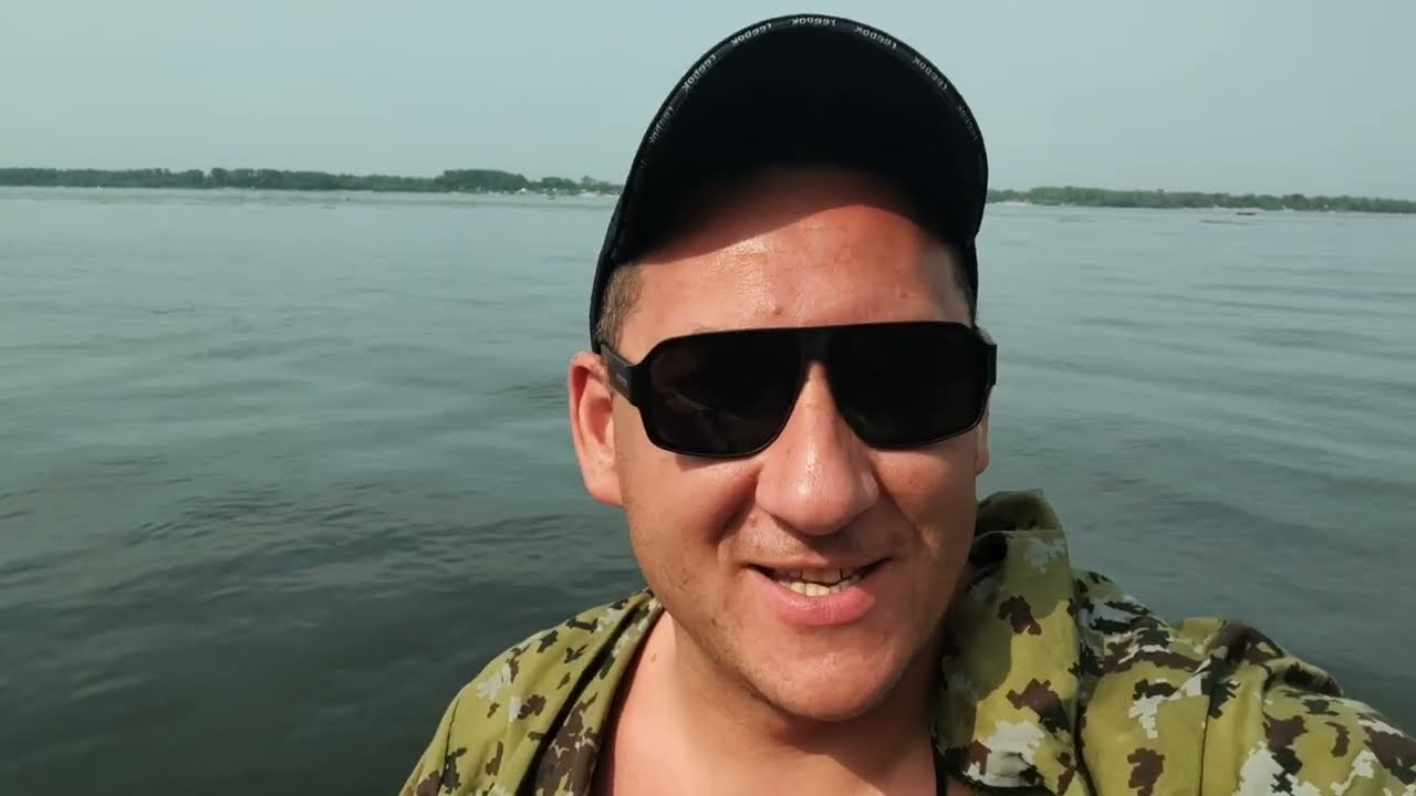 Достали лодку со дна Волги.