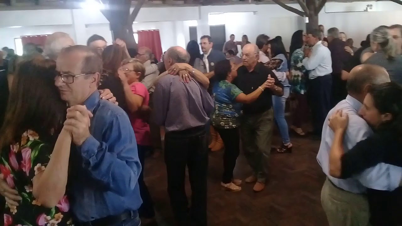 Grupo Quatro Cantos no C.T.G Sinuelo (baile da melhor idade)