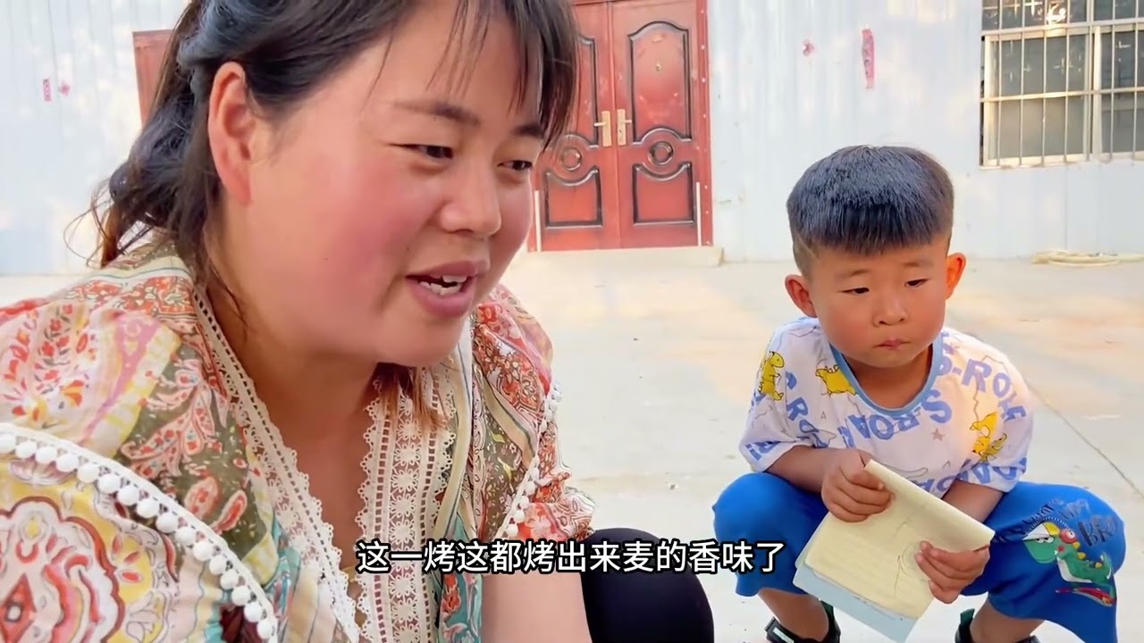 下地割一捆小麦，生一堆火烧麦穗吃，软香筋道小时候味道