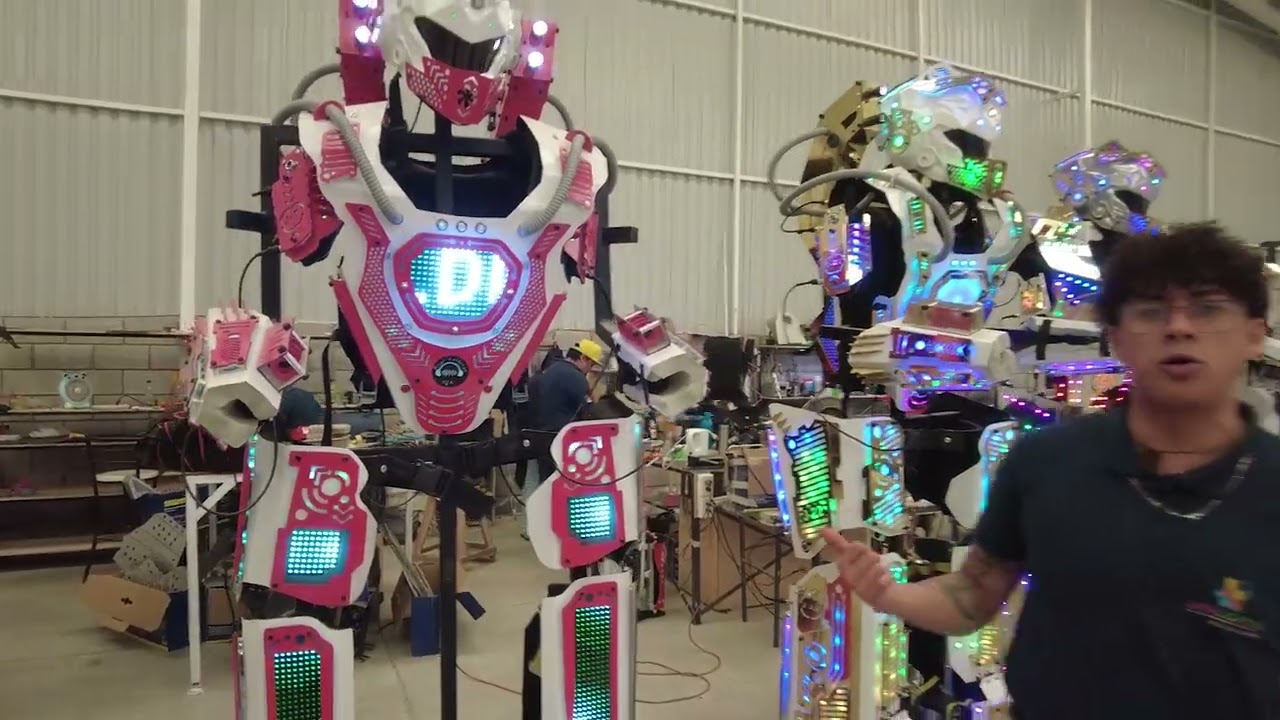 Tres robots y tres case de entrega | Lumalighiting