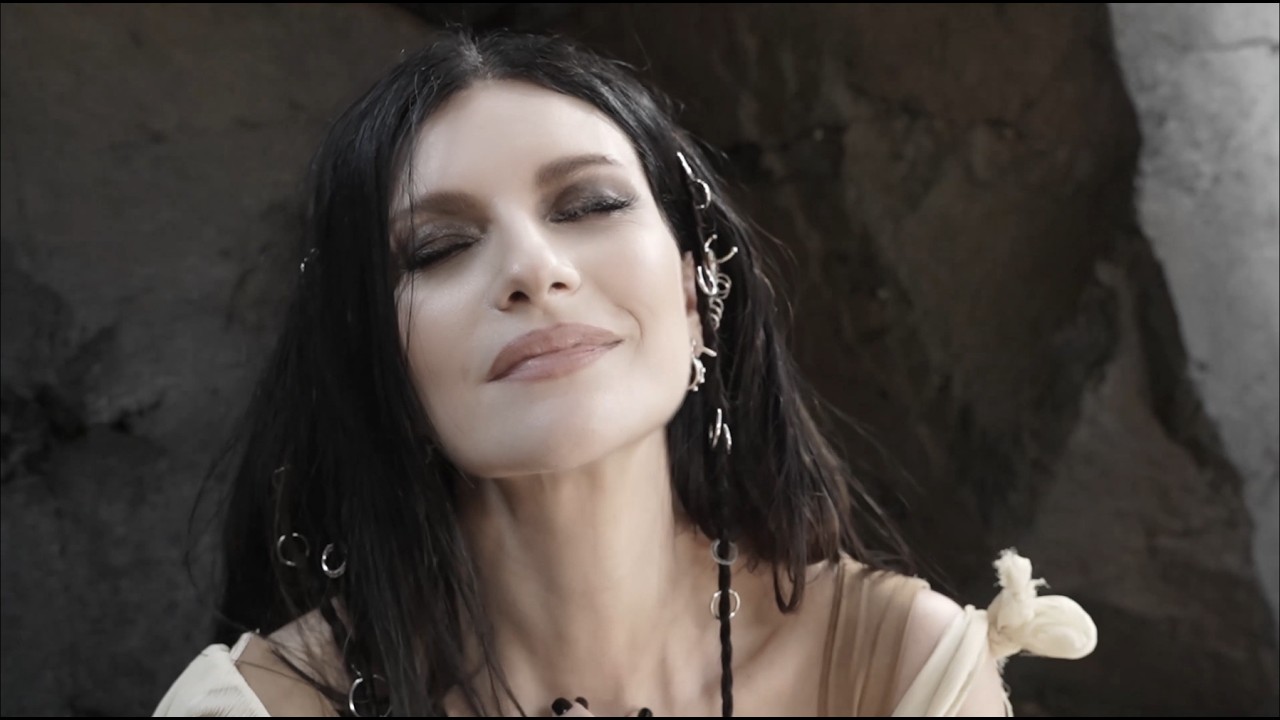 Laura Pausini - CUANDO NACEN AMORES (solo version) (Official Visual Video)
