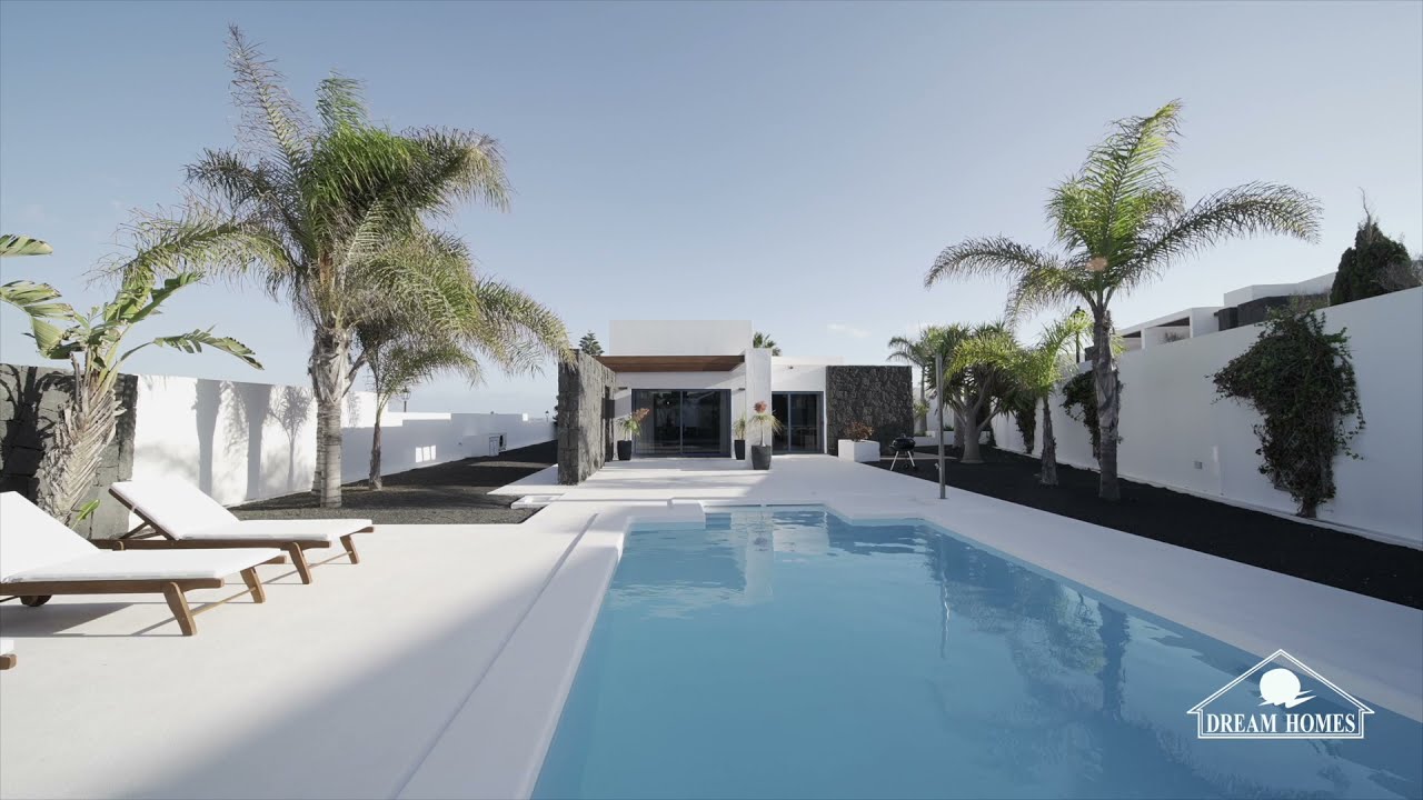 Luxury furnished detached villa with private pool & independent plot. Chalet de lujo piscina privada