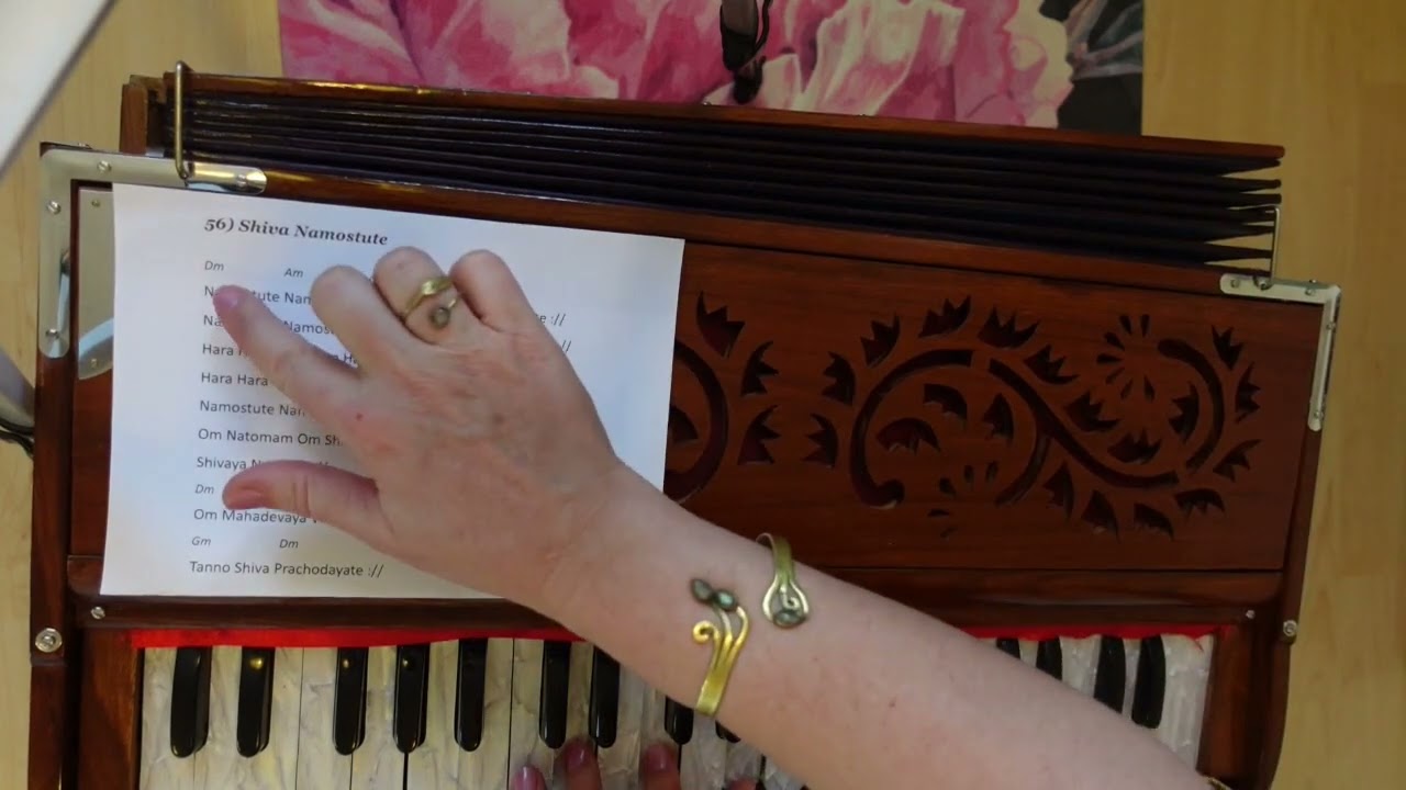 Jak hrát na harmonium: Tutoriál k písni k Šivovi | Shiva Namostute